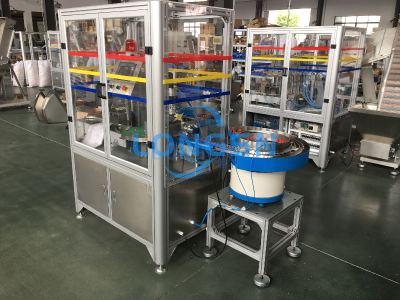 Nyomja meg a h&uacute;z&oacute;sapka &ouml;sszeszerelő g&eacute;pet