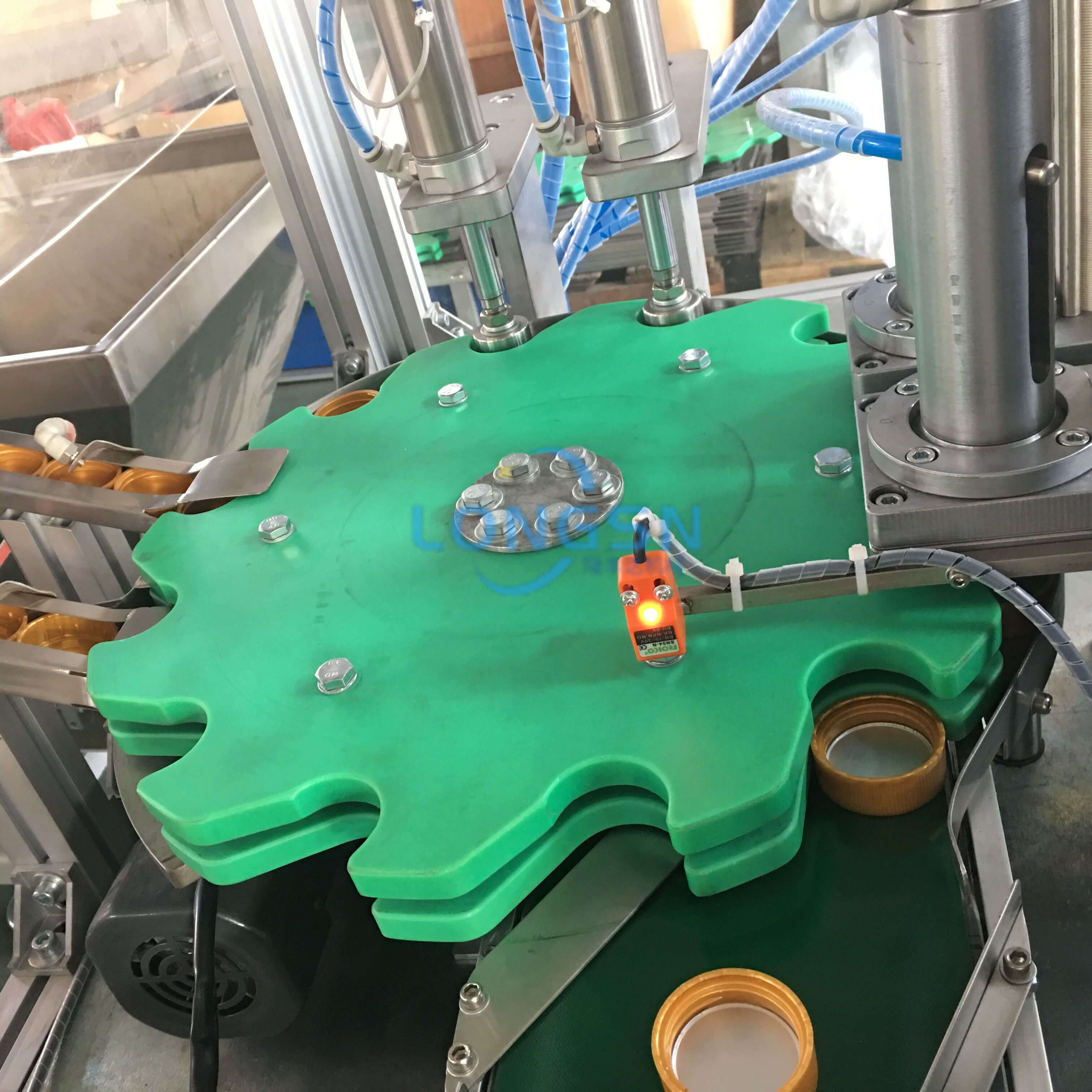 kupakb&eacute;l&eacute;s szerelv&eacute;nyg&eacute;p4