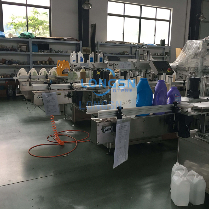 palackc&iacute;mk&eacute;ző g&eacute;p