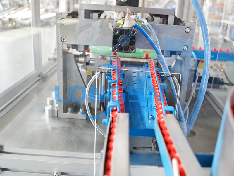 sportsapka &ouml;sszeszerelő g&eacute;pe