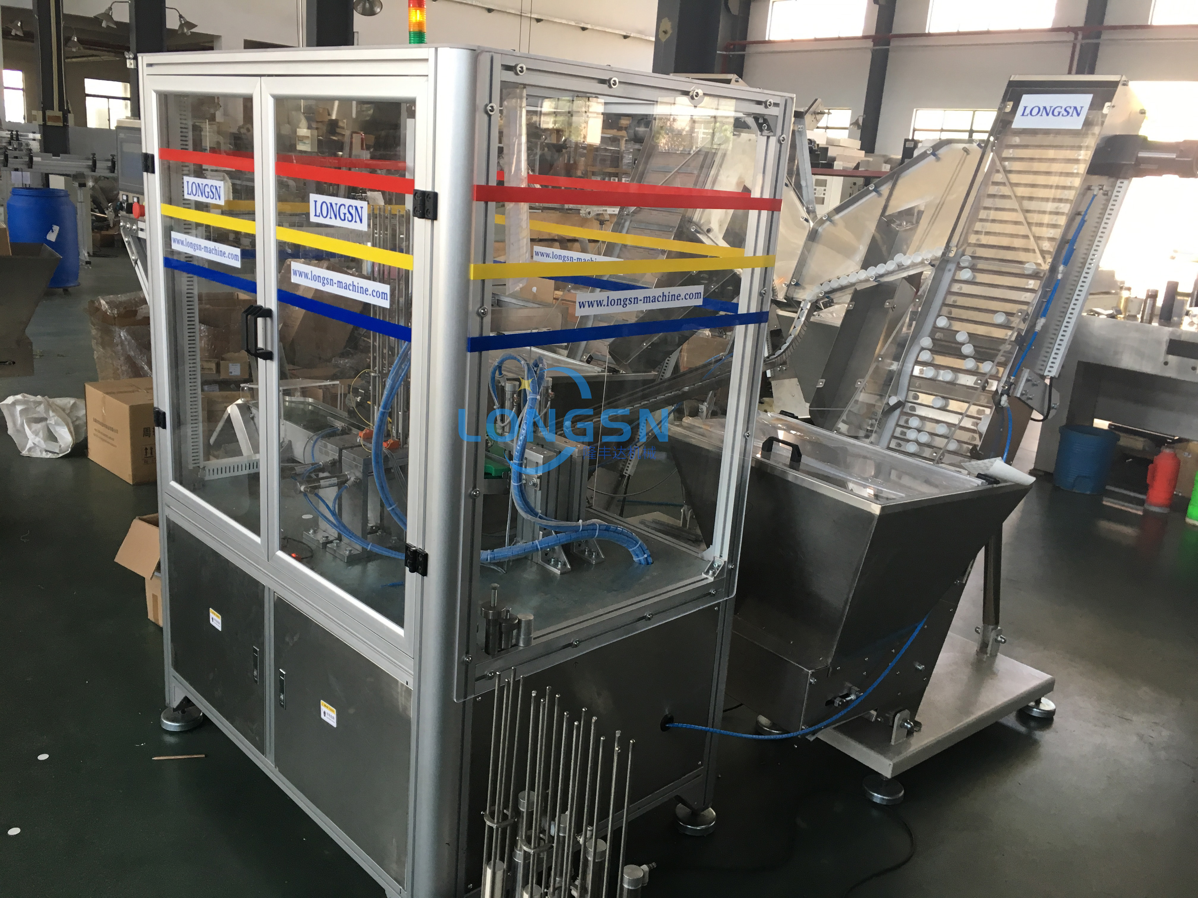 kupakb&eacute;l&eacute;s behelyező g&eacute;p